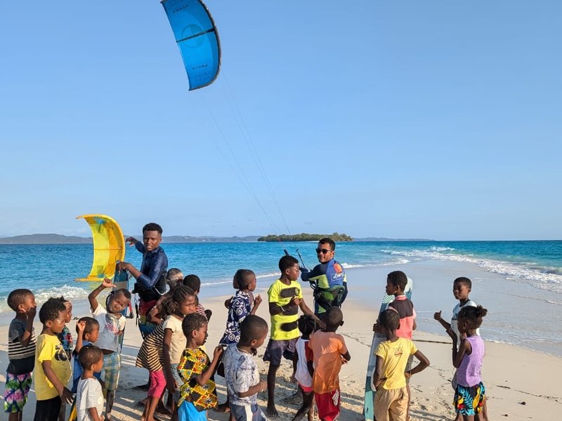 Kitesurfing on the turquoise waters of Nosy Be, Madagascar — Akomba Kite partner