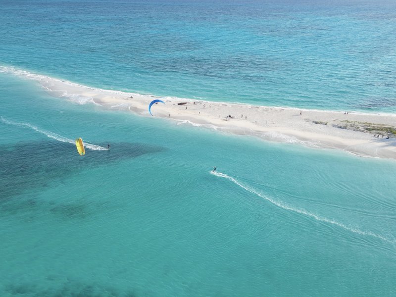 Kitesurfing on the turquoise waters of Nosy Be, Madagascar — Akomba Kite partner