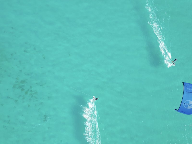 Kitesurfing on the turquoise waters of Nosy Be, Madagascar — Akomba Kite partner