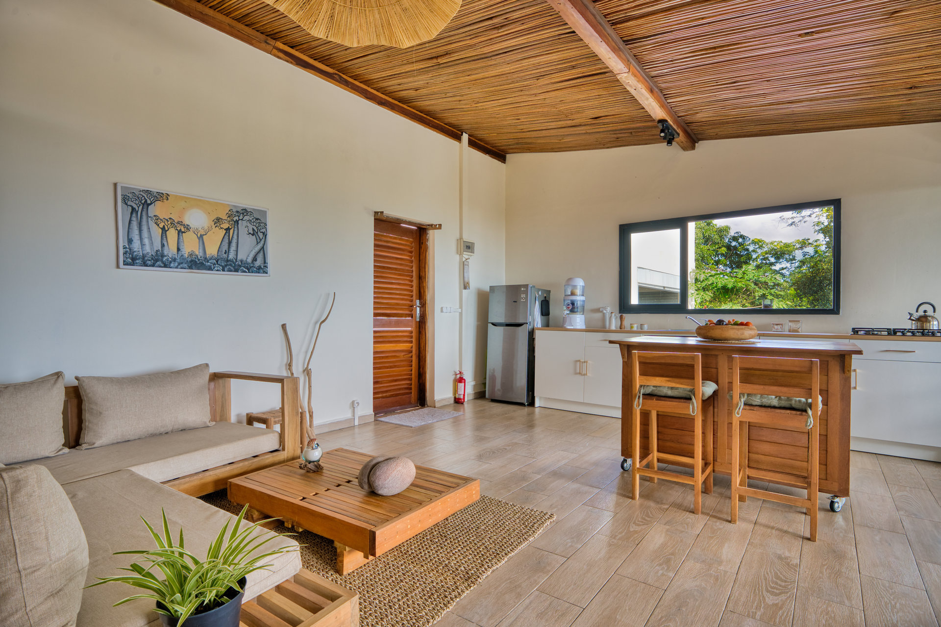 Superior Family Suite open-plan living and kitchen with fridge, island and garden window